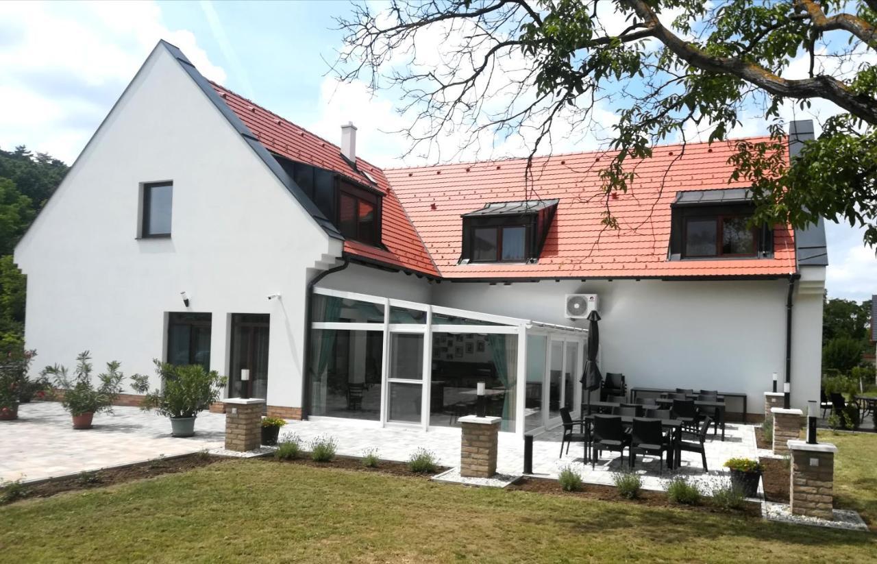 Dreko Panzio & Borbisztro Bed and Breakfast Győrújbarát Eksteriør billede
