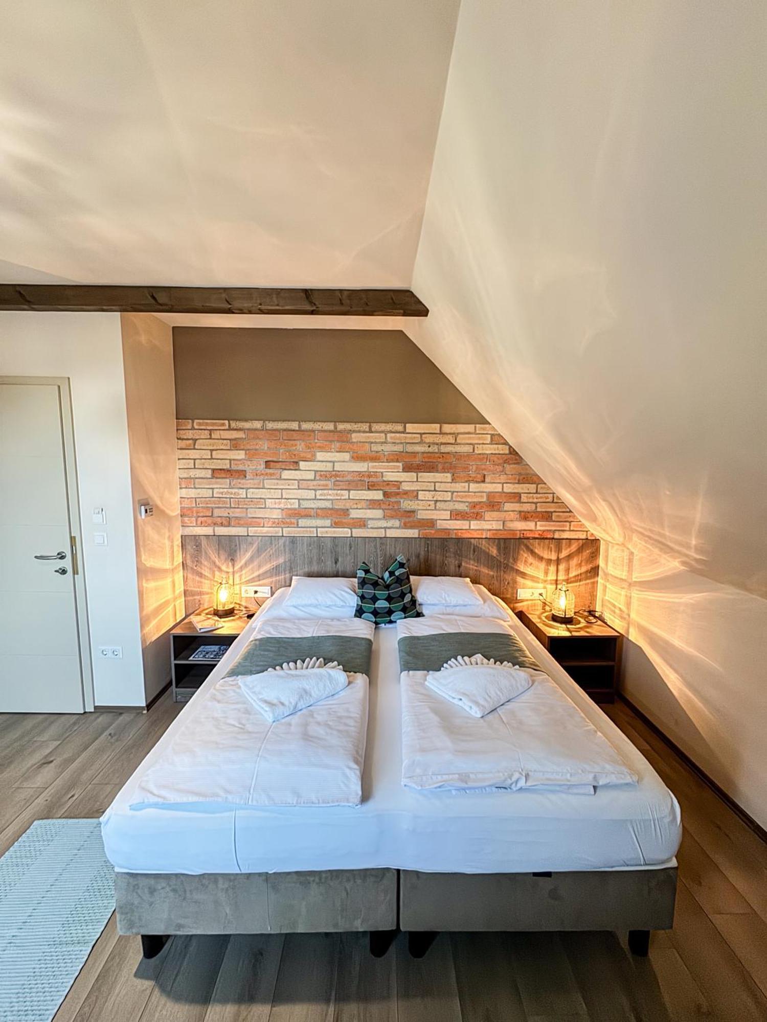 Dreko Panzio & Borbisztro Bed and Breakfast Győrújbarát Eksteriør billede