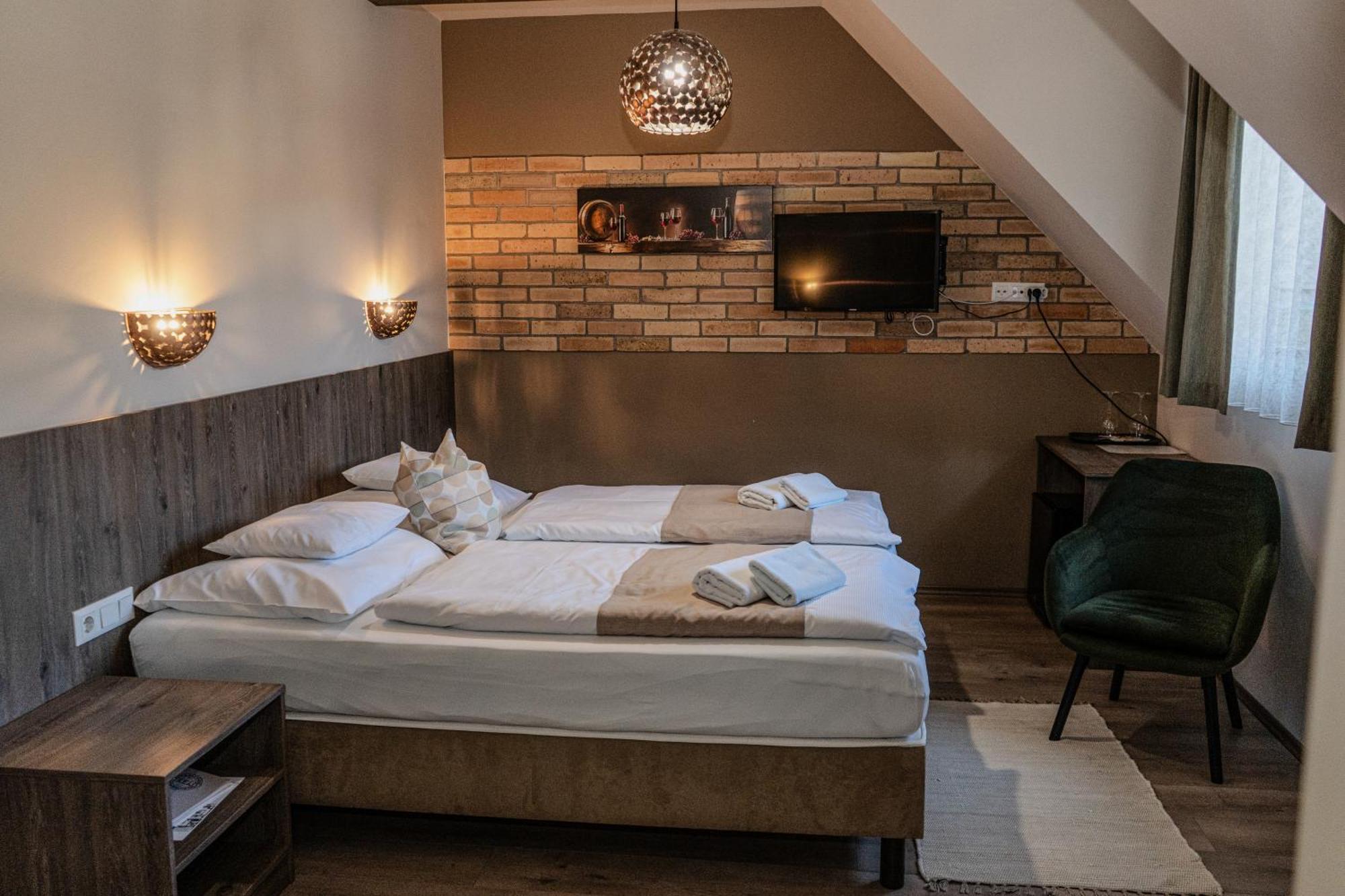Dreko Panzio & Borbisztro Bed and Breakfast Győrújbarát Eksteriør billede
