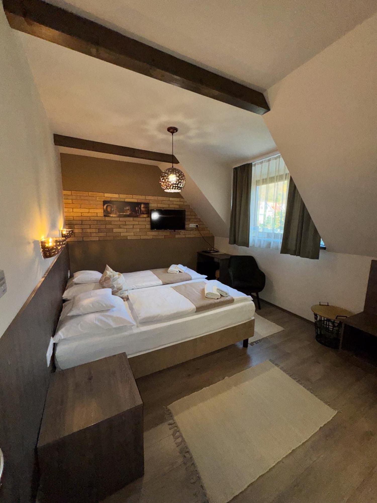 Dreko Panzio & Borbisztro Bed and Breakfast Győrújbarát Eksteriør billede