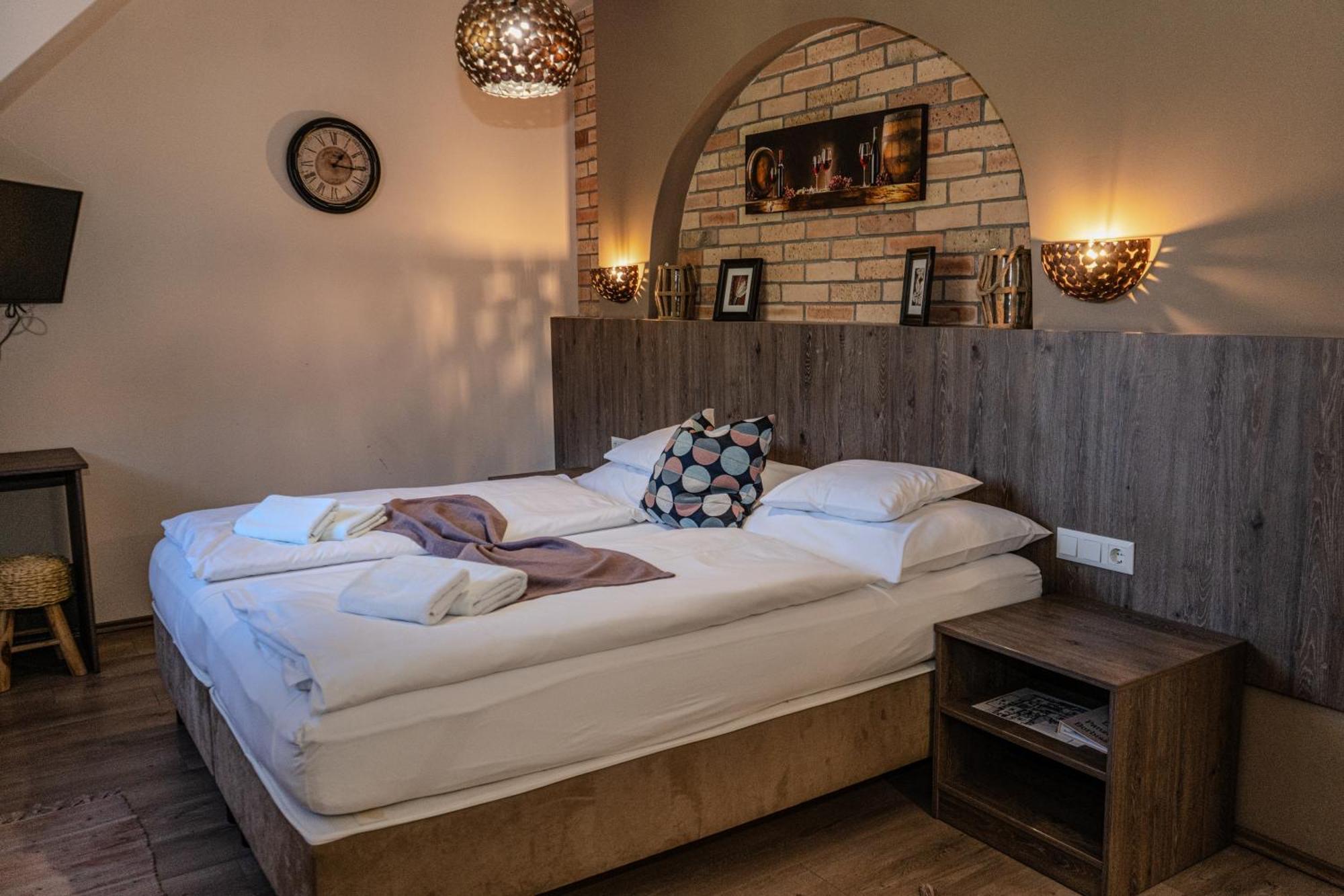 Dreko Panzio & Borbisztro Bed and Breakfast Győrújbarát Eksteriør billede
