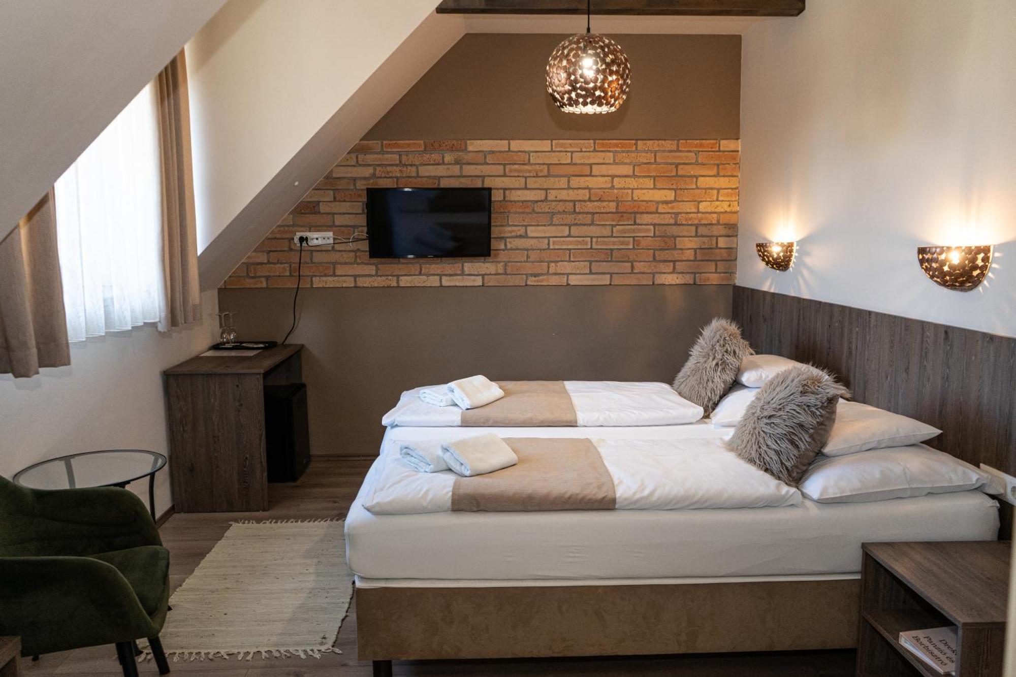 Dreko Panzio & Borbisztro Bed and Breakfast Győrújbarát Eksteriør billede